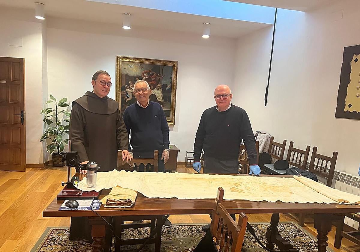Imagen principal - El prior Miguel Ángel González, junto a los expertos Felipe Montero y Alfonso Sánchez.