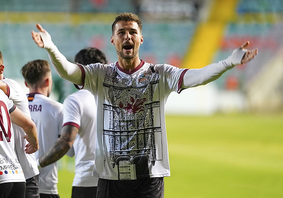 El delantero del Salamanca UDS Javi Delgado celebra su diana frente al Coruxo.