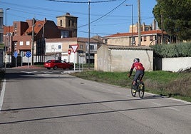 Un ciclista llegando al caso urbano de Aldeaseca de Armuña por el actual carril bici.