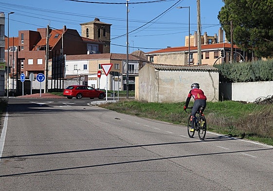 Un ciclista llegando al caso urbano de Aldeaseca de Armuña por el actual carril bici.
