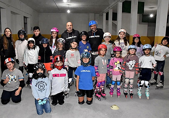 Alumnos y entrenadores de la escuela municipal de alpino en línea en el recinto ferial de Béjar