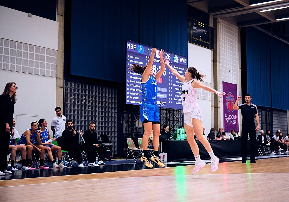 Abby Meyers lanza a canasta en el choque contra el Nyon.