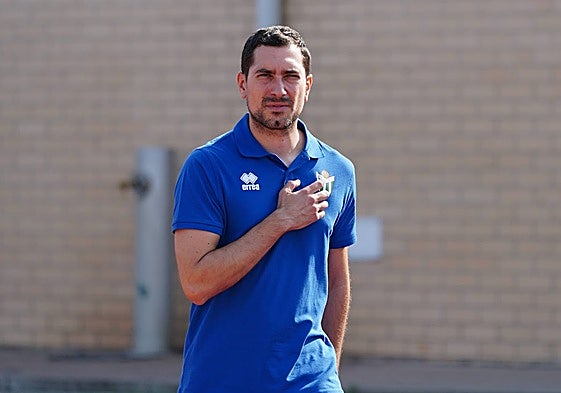Dani Romo, técnico del Guijuelo, antes de un partido de la presente campaña.