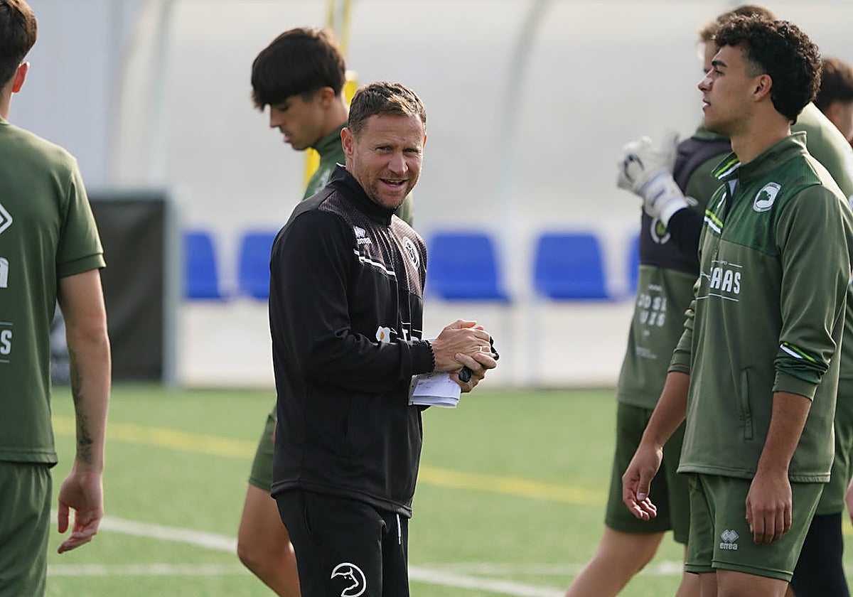 Mario Simón se frota las manos antes de una sesión de trabajo en el anexo al estadio Reina Sofía.