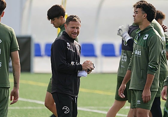 Mario Simón se frota las manos antes de una sesión de trabajo en el anexo al estadio Reina Sofía.