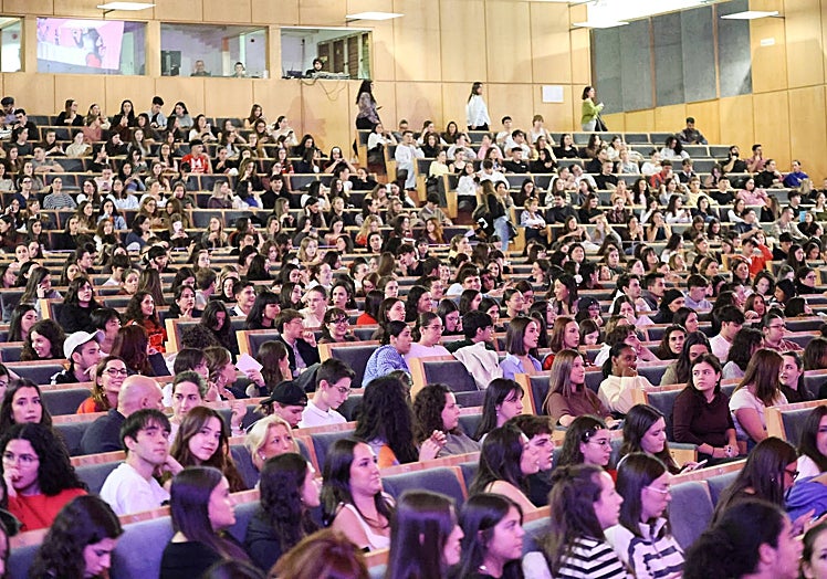 El Palacio de Congresos se llenó de jóvenes para ver la grabación.