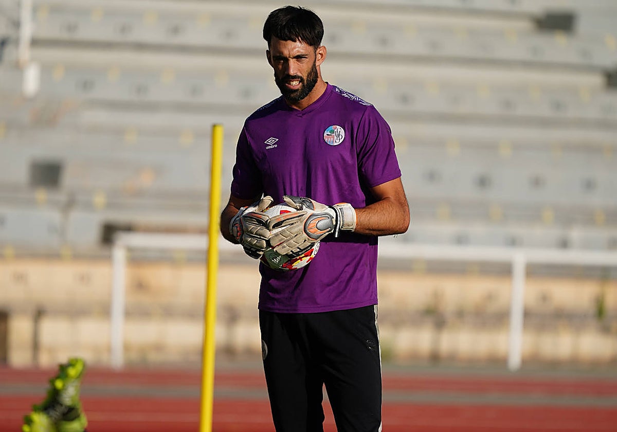 Villanueva se retira del entrenamiento por molestias y enciende las alarmas en el Salamanca UDS