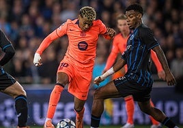 Lamine Yamal, se intenta zafar de varios rivales.