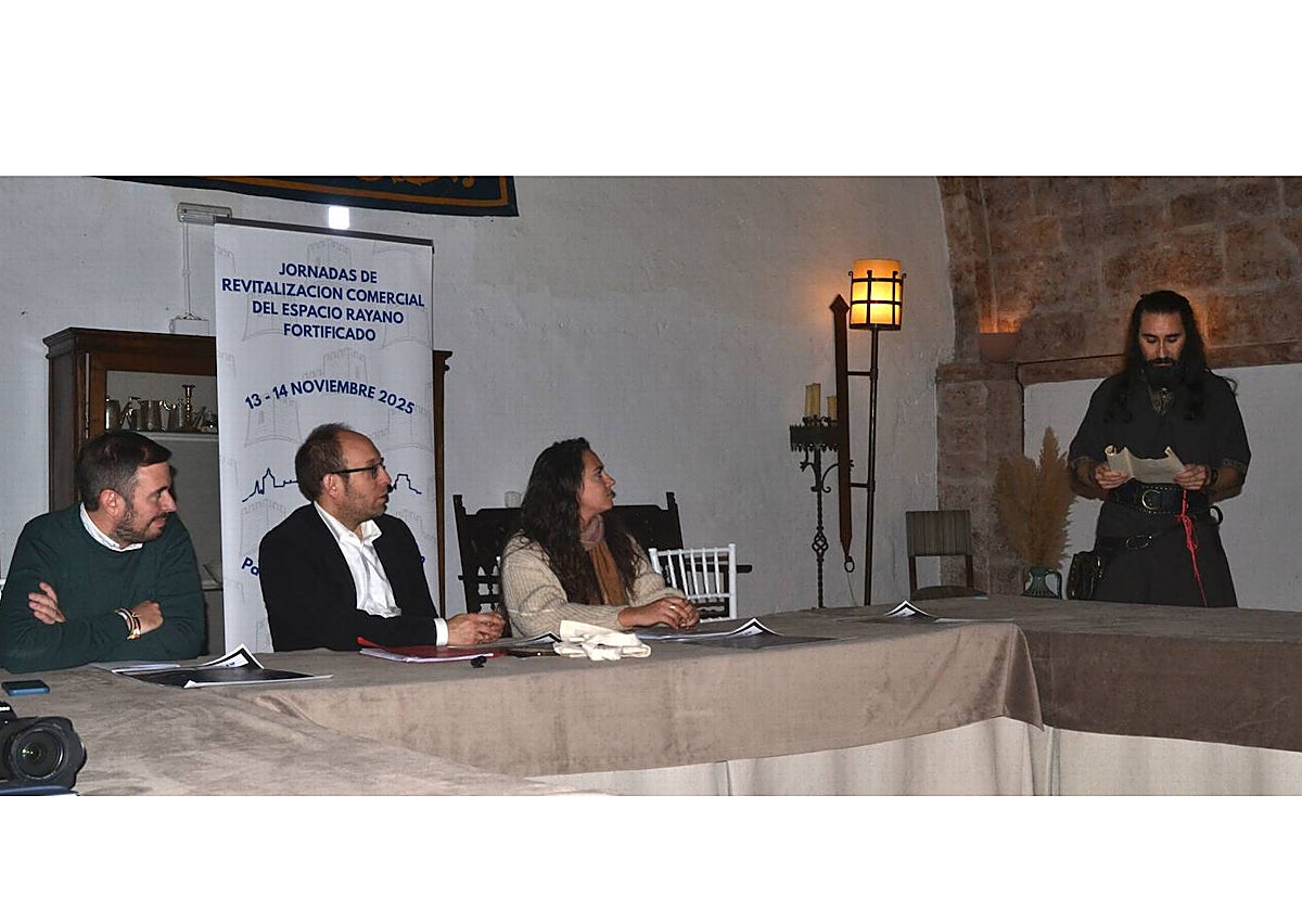 David Bernal, Marcos Iglesias y Paola Martín escuchan con atención a Sergio Cardoso que interpretará el papel de anfitrión