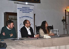 David Bernal, Marcos Iglesias y Paola Martín escuchan con atención a Sergio Cardoso que interpretará el papel de anfitrión