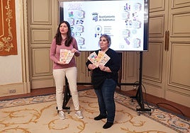 Miryam Rodríguez y Carmen Guillén, con los decálogos de la nueva campaña.