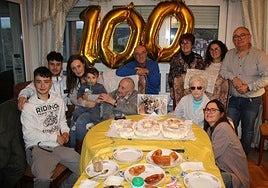 Francisco, junto a su mujer y familiares durante la celebración de su centenario.
