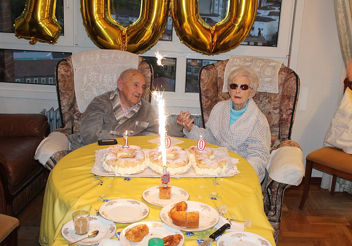 Imagen principal - Francisco sopló las velas junto a su mujer, Teresa.