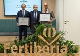 El profesor de Microbiología Raúl Rivas, galardonado en los Premios Fertiberia.