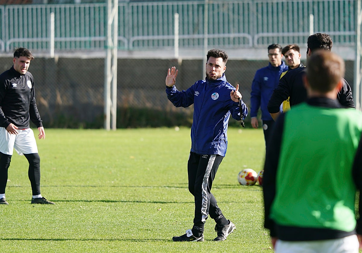Jorge García dando indicaciones durante una sesión de trabajo de este semana.