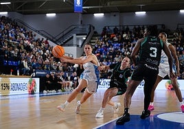 Claudia Soriano, una de las jugadoras clave, se lanza hacia la canasta del Estepona.