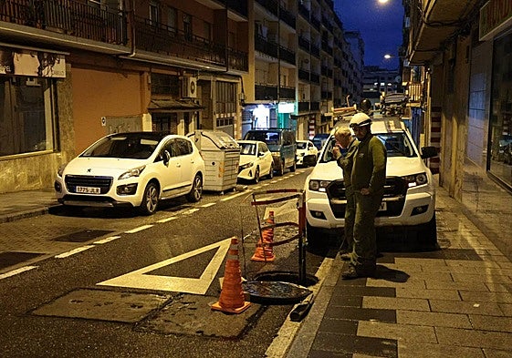 Técnico de Iberdrola, en el punto donde se ha localizado la incidencia.