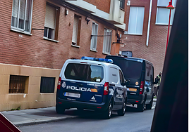 Patrullas de la Policía Nacional durante la redada en Santa Marta.