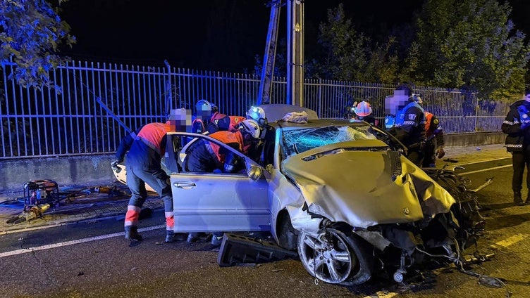El coche siniestrado en el lugar del accidente.