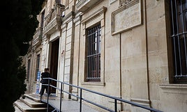 Una placa en la fachada principal del Palacio Episcopal recuerda todavía que Franco tuvo ahí su cuartel general.