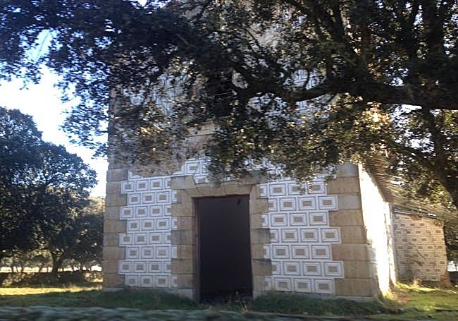 La Diputación y varios pueblos sufragaron la ermita de Santiago Peregrino, en San Fernando. La inauguró Franco en 1956.