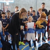 Almudena Parres ayuda a una joven deportista a leer el manifesto