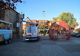 Bola de Navidad ya instalada en la plaza de Carbajosa de la Sagrada.