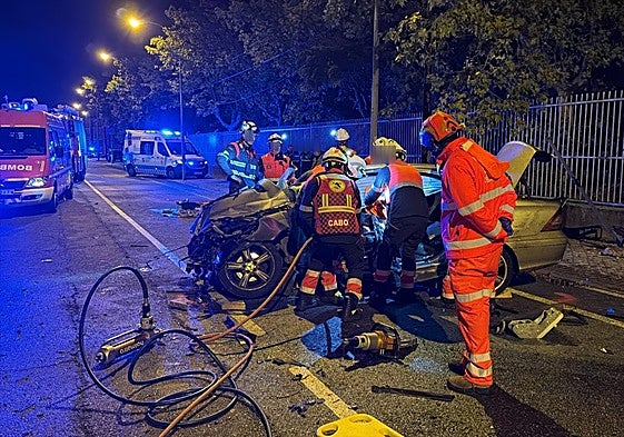 Policía Local, Cuerpo Nacional de Policía, Bomberos de Salamanca y personal sanitario del Sacyl en el lugar del accidente mortal en la calle Calzada de Medina.
