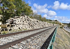 Traviesas amontonadas junto a la vía del tren, a su paso por el término municipal de Cabrerizos.