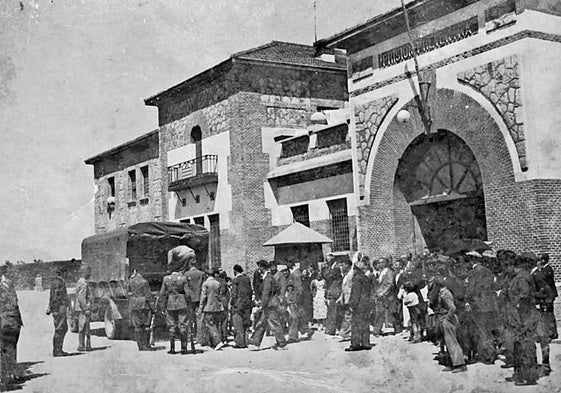 Un grupo de 48 presos extranjeros de las Brigadas Internacionales liberados por Franco montan en camiones con destino a Irún para su expulsión de España. La prensa de la época destacó el hecho como «un gesto de magnanimidad» de Franco.