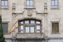 Escudo preconstitucional en la fachada de la Delegación de Hacienda.