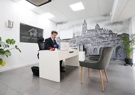 Luis Morales, de MH Estudio Inmobiliario, en la oficina situada en la avenida de Portugal.