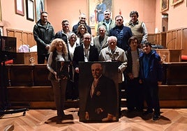 El alcalde Marcos Iglesias y la edil Belén Barco junto a los familiares y un retrato del arquitecto