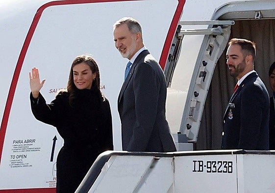 El Rey Felipe y la Reina Letizia durante la despedida oficiada en el Pabellón de Estado de la Terminal T-4, en el Aeropuerto Adolfo Suárez Madrid-Barajas, a 9 de noviembre de 2025, en Madrid (España).
