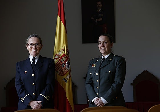 María del Carmen Pérez y Noemí López posan en la Subdelegación de Defensa en Salamanca.