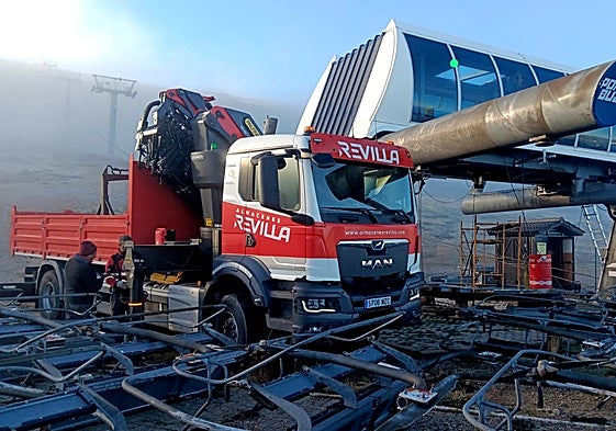Trabajos de extracción del reductor del telesilla para su reparación en Francia y posterior apertura.