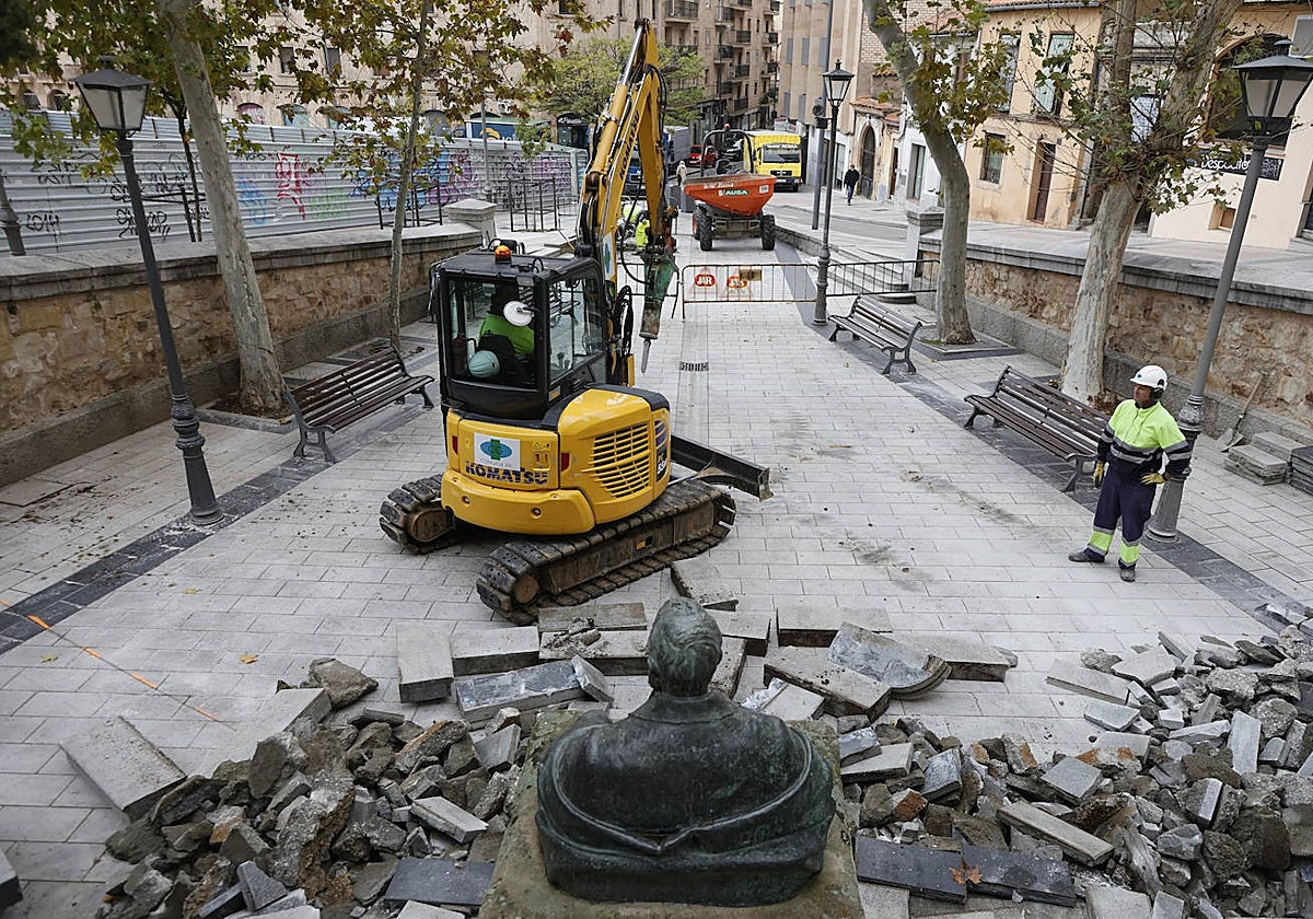 Una máquina pica las baldosas de la plaza del Bretón, junto a la estatua del músico.