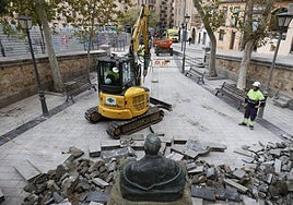 Una máquina pica las baldosas de la plaza del Bretón, junto a la estatua del músico.