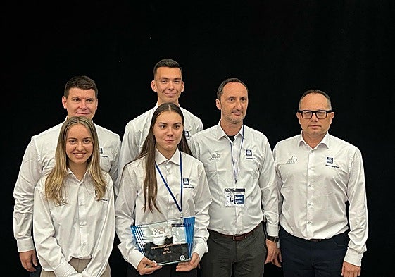 Lucía Sánchez y Veselin Topalov, con sus compañeros de equipo en el Europeo.