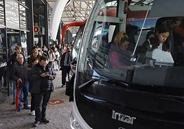 Usuarios subiéndose al autobús con destino Zamora.