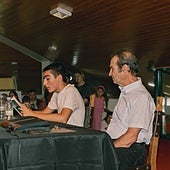 Imagen de la presentación de la novela por parte de Hugo Escribano en Hervás.