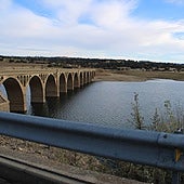 Vista del puente sobre el pantano de Santa Teresa.