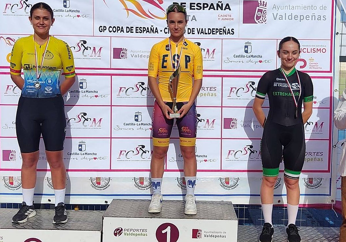 La ciclista salmantina Vega Iglesias, en lo alto del podio de la Copa de España de Pista.