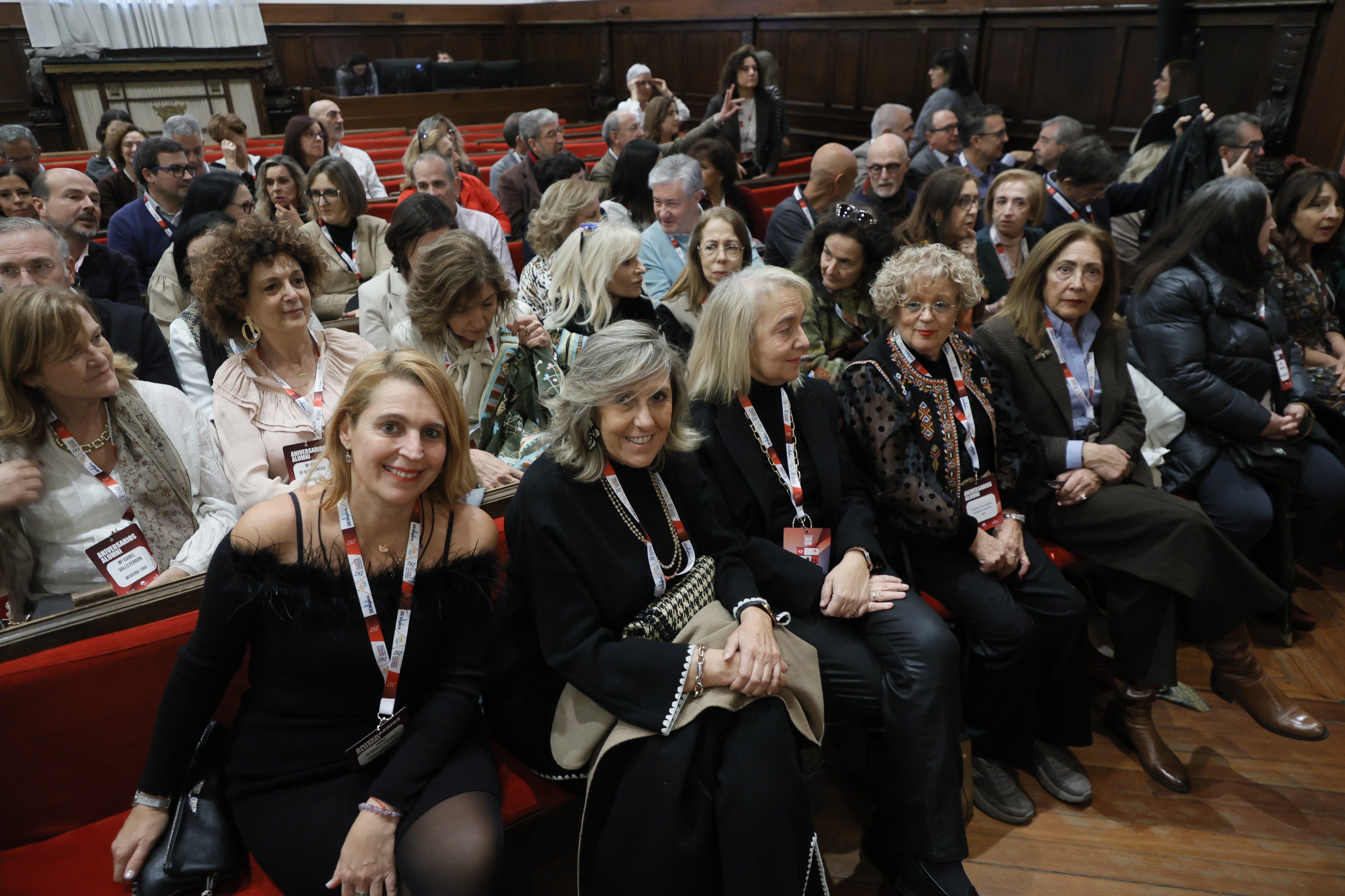 El Paraninfo revive las risas de los antiguos alumnos cuatro décadas después