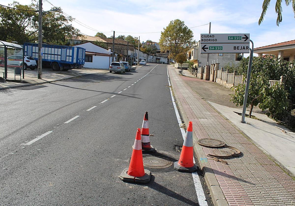 Imagen principal - Últimos trabajos de mejora en la carretera SA-214, que en Cristóbal lleva el nombre de avenida de Adolfo Suárez.