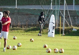Leo Mendes, trabajando en el campo anexo al Tori.