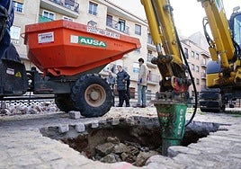 Una máquina pica el granito junto a la iglesia de San Román, en la plaza del mismo nombre de la ciudad.