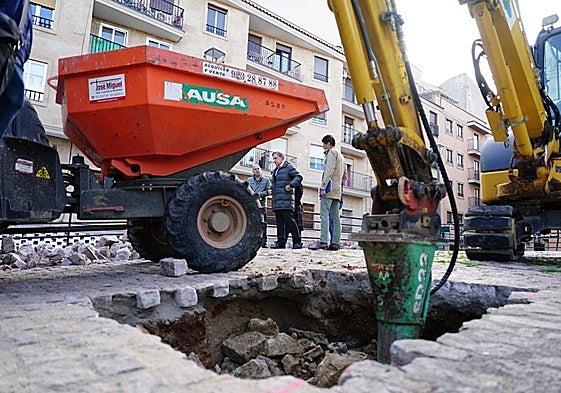 Una máquina pica el granito junto a la iglesia de San Román, en la plaza del mismo nombre de la ciudad.
