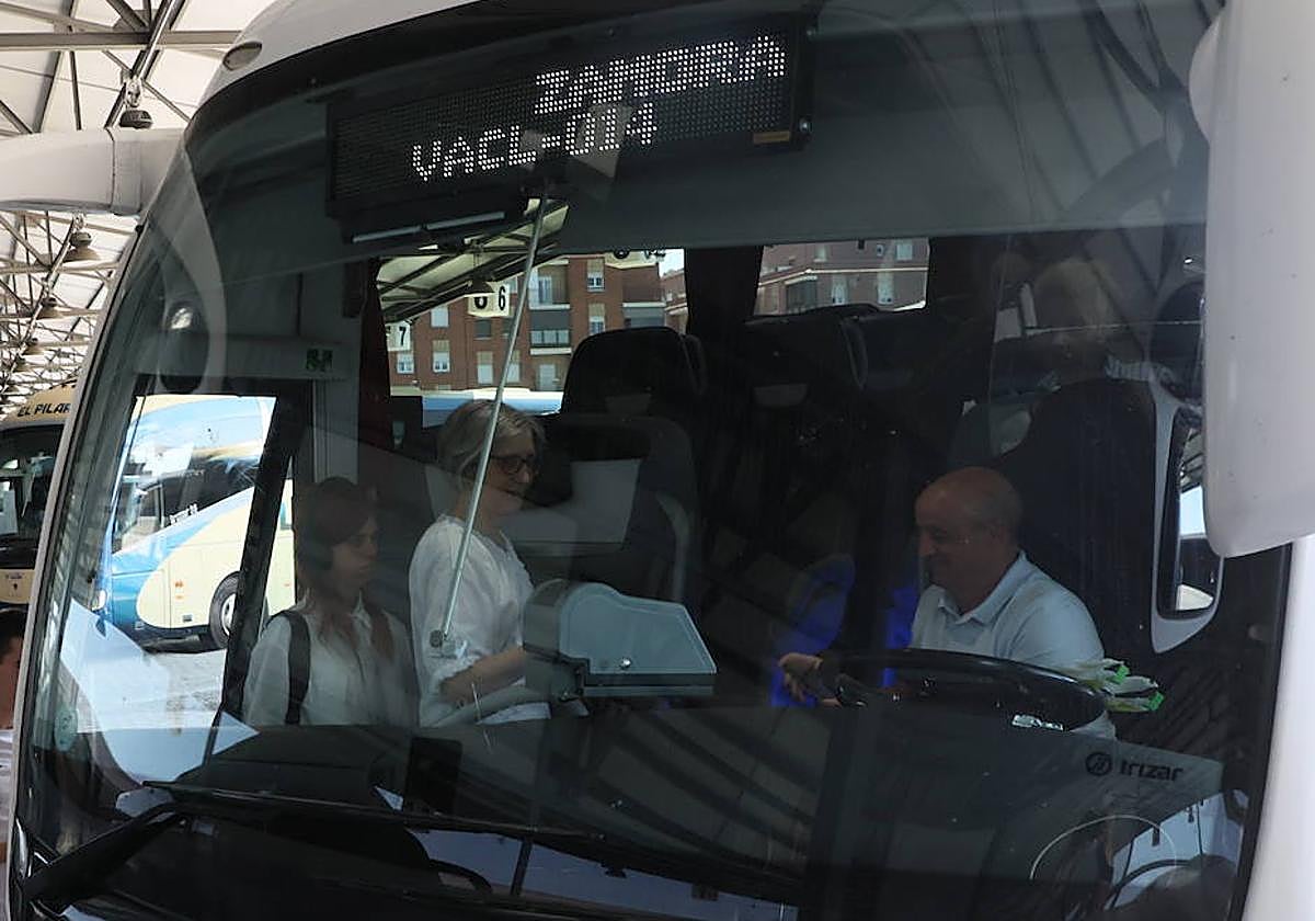 Varias personas, subiendo al autobús con destino Zamora en la estación de autobuses de Salamanca.