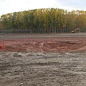 El agujero en la parcela agrícola de Pelabravo, en la que estaban los restos del castillo de la Torre Mocha, con una cerca de plástico.